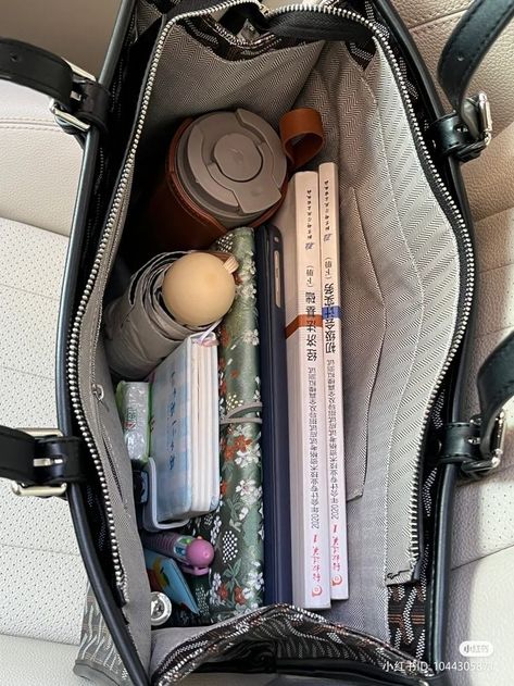 Study Core Aesthetic, Study Core, Back To University, Everyday Bag Essentials, Uni Bag, School Bag Essentials, Study Tips For Students, Inside My Bag, Aesthetic Study