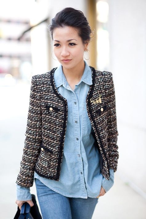 I believe Chanel's jacket is the most beautiful jacket any woman could wear. It is a must in every closet (there are similar ones in Mango,H&M,and Zara,Tory Burch,Antonelle). It could go with a... Chanel Jacket Outfit, Tweed Jacket Outfit, Casual Chique Stijl, Giacca In Tweed, Chanel Style Jacket, Moda Chanel, Mode Tips, Mode Chanel, Woman Walking