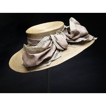 Circa 1910. Made in London. Grey straw hat with a high crown and oval brim trimmed with a wired bow in grey silk taffeta with a black-and-white checked border. Pleated silk under the brim, brown tulle and a black velvet band just inside the crown. Edwardian Hat, Fashion 1910, Victorian Era Fashion, Merry Widow, 1910s Fashion, Silk Taffeta, Gray Silk, Victoria And Albert, Victoria And Albert Museum