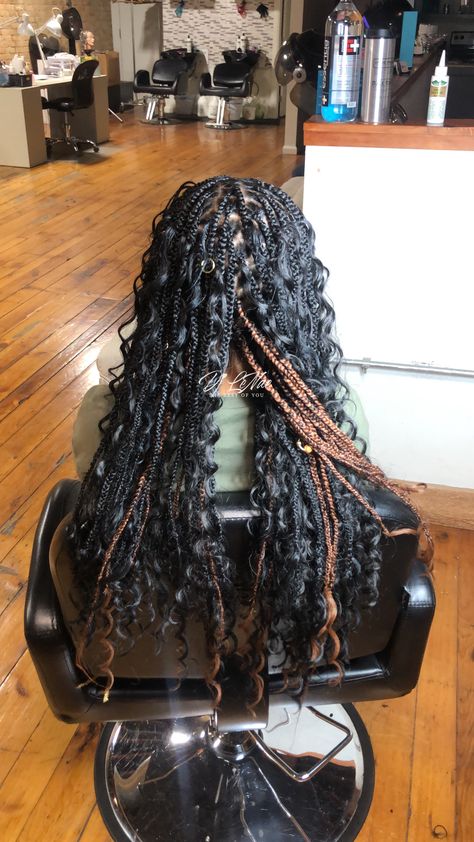 Bohemian Knotless Braids Edges, Bohemian Knotless Braids With Peekaboo, Box Braids With Hair Jewelry, Bohemian Braids With Color, Peekaboo Boho Knotless Braids, Braids With Hair Jewelry, Curly Hair Jewelry, Knotless Bohemian Box Braids, Boho Idea