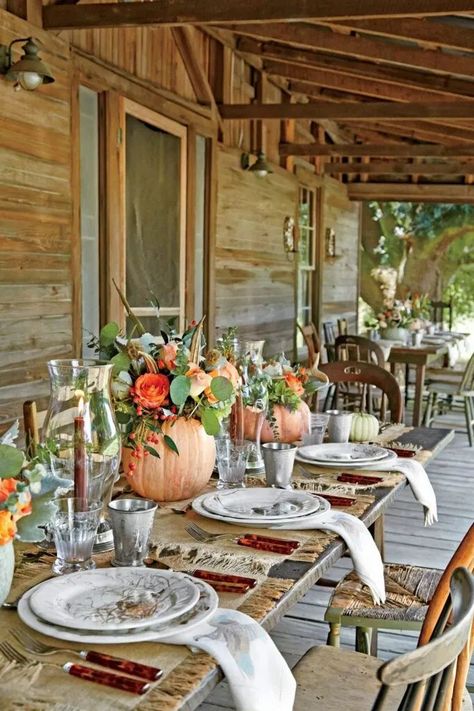 10 Tablescapes for Thanksgiving Al Fresco - The Glam Pad Thanksgiving Dinner Table Decorations, Thanksgiving Dinner Decor, Outdoor Thanksgiving, Thanksgiving Flowers, Rustic Thanksgiving, Thanksgiving Dinner Table, Dinner Table Decor, Thanksgiving Table Settings, Thanksgiving Traditions