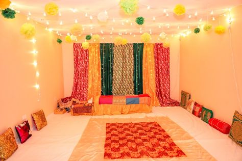 Haldi Room Decoration Ideas, Mayon Setup At Home, Manjha Decoration At Home, Manje Decoration, Mayoun Decor Home Simple, Sanchak Decoration At Home, Sanchak Decoration, Mayun Decoration At Home, Simple Wedding Decorations Indian At Home