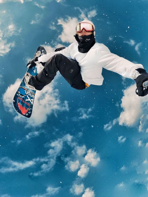 Snowboard Tricks Photography, Snowboarding Poses, Extreme Snowboarding, Snowboarding Photography, Freestyle Snowboard, Snowboard Design, Women Ski Jacket, Cute Posts, Pet Animals