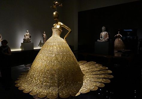 Guo’s magnificent gold dress was inspired by a uniform worn by Napoleon Bonaparte: “it moved me that a soldier would wear such impeccable clothes, even though he could be killed in battle at any moment.” Glass Exhibition, Guo Pei, Costume Institute, Through The Looking Glass, Gold Dress, Metropolitan Museum, Fancy Dresses, A Dress, Couture Fashion