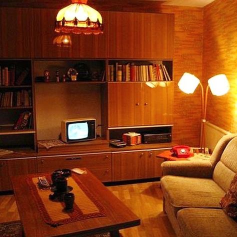 Mudra on Instagram: “FAMILY ROOM INSPO Some inspo pics for both a modern and a retro family room! Anyone else obsessed with looking at old pictures of homes?” 70s Interior Design, 70s House, 1970s Home, 70s Interior, 70s Home, Retro Interior Design, Casa Vintage, Retro Interior, Vintage Interior