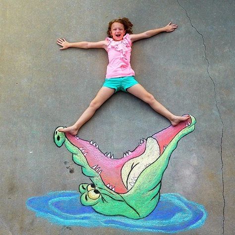 You Won't Believe What This Dad Can Do With Sidewalk Chalk: Most of us can make pretty decent rainbows, flowers, or butterflies with our kiddo's sidewalk chalk, but one dad's use of the chalky medium is like nothing we've ever seen before. Pavement Art, Pavement Chalk Art, Chalk Photography, Chalk Photos, Fun Chalk Art, Chalk Artist, Foto Kids, Tableaux Vivants, Chalk Drawing