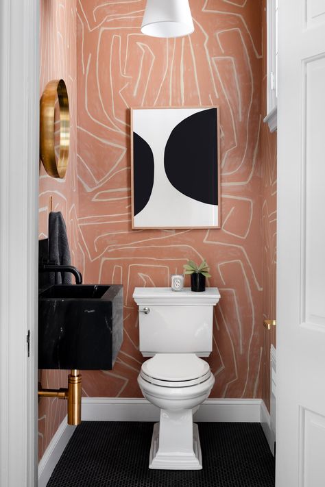 Lawson credits the wallpaper as the jumping-off point for this powder room. "That salmon color is one of my absolute favorites. The tile is another one of my favorite parts of this room. It's a tiny matte hex and it's just adorable," says Lawson. #marthastewart #homeimprovementideas #easyhomedecorideas #details #homedecorinspiration Powder Room Paint Colors, Powder Room Paint, Wc Decoration, Bad Inspiration, Decor Baie, Design Blogs, Design Del Prodotto, Kelly Wearstler, Easy Home Decor