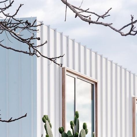 Standing Seam Facade, White Standing Seam Cladding, White Standing Seam Roof, Standing Seam Siding, White Metal Cladding, Standing Seam Cladding, House Exterior Cladding, Studio Exterior, Terrace Renovation