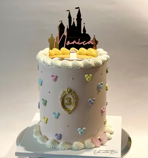 Disneyland theme 🏰🪞🤍 (TALL 6 inch - with fillings) Topper: @sophiagrey_designs . . . . #disneycake #disneylandcake #princesscake #castlecake #disneytheme #disneylandtheme #princesstheme #castletheme #chinocakes #inlandempire #inlandempirecakes #3rdbirthday #3rdbirthdaycake #losangelescakes #vintagedisneyland Disney First Birthday Cake, Disneyland Cake Ideas, Vintage Disneyland Cake, Disneyland Party Food, Disney World Birthday Cake, Vintage Disney Cake, Disneyland Birthday Cake, Disneyland Birthday Party Theme, Disneyland Cake