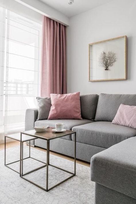 a very laconic living room with a grey sectional, pink and grey sofas, a couple of coffee tables and pink curtains Salon Simple, Minimalist Living Room Decor, Modern Minimalist Living Room, Living Room Decor Colors, Pink Curtains, Living Room Color Schemes, Trendy Living Rooms, Living Room Diy, Decor Minimalist