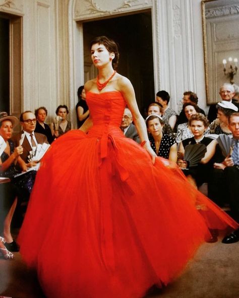 @hopeless.romantic.couture’s Instagram profile post: “Victoire in red Christian Dior ballgown for Fall/Winter 1954 collection. Photo by Mark Shaw. #couture #christiandior #dior” Red Weddings, Fashion 1950, Lee Radziwill, Fashion 50s, 1950s Dresses, Dior Collection, Dior Dress, Fifties Fashion, Fashion 1950s