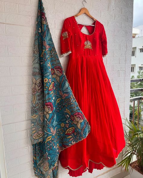 Immerse yourself in the richness of fine fabric and embrace the artistry of intricate embellishments. Discover a fusion of tradational charm and modern allure, ensuring you stand out with beautiful Kalamkari Dhupatta ❤️ . SWIPE UP to see ✨ Pen Kalamkari Dresses Anarkali, Floor-length Kalamkari Anarkali Set For Festivals, Festive Anarkali Dress With Kalamkari Print, Festive Floor-length Kalamkari Print Dress, Luxury Floor-length Kalamkari Print Dresses, Kalamkari Dresses, Long Frock Designs, Anarkali Dress Pattern, Trendy Dress Outfits