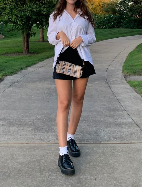 Black Skirt And White Button Up, Button Up With Skirt Outfit, Button Up Shirt And Skirt Outfit, Oxford Shoes Outfit Aesthetic, Button Up Shirt With Skirt, Oxford Shirt Women Outfit, Black Skirt Outfit Aesthetic, White Button Up Shirt Outfit, Oxford Shoes Outfit Women's