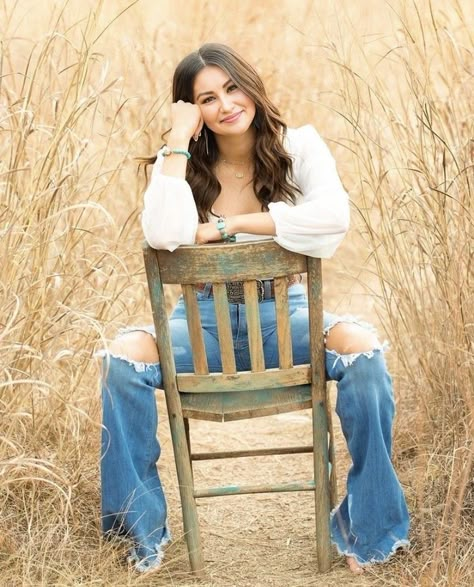 Western Senior Picture Ideas, Cowgirl Senior Pictures, Western Photoshoot Ideas, Western Photo Shoots, Senior Year Pictures, Cute Senior Pictures, Creative Senior Pictures, Senior Photoshoot Poses, Western Photoshoot