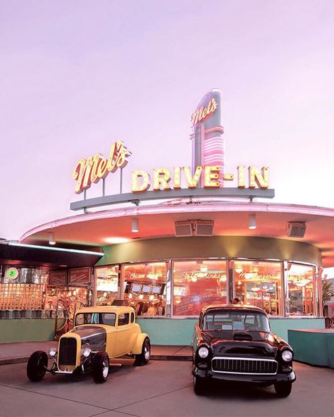 Orlando. Mel’s Drive In 🇺🇸 🍔 ••#melsdrivein #orlando #drivein #hamburger #restaurant #vintage #florida #sunset #purple #travelphotography 50's Aesthetic, Hamburger Bar, 1950s Aesthetic, Diner Aesthetic, 50s Aesthetic, Hamburger Restaurant, Arcade Retro, Sunset Purple, Paul Fuentes