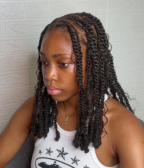 Medium-Length Invisible Locs with Curls Invisible Locs Medium, Shoulder Length Invisible Locs, Medium Invisible Locs, Invisible Locs With Curls, Invisible Locs Styles, Locs With Curls, Invisible Locks, Comb Over Styles, Invisible Locs