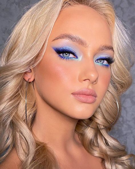 BeautyUnionPL | #makeup #nails в Instagram: «Saturday Makeup Time 💙💙💙 Stunning makeup from Sasha @d.aleksandria ⭐⭐⭐⭐⭐ Beauty Studio @grimerka74 💙 Model @kr_anastasias 💙 . Do You Like…» Summer Bride Makeup, Blue Fairy Makeup, Blue Makeup Ideas, Blue Eyeliner Looks, Blue Eyeshadow Makeup, Bird Makeup, Bold Eyeshadow, Blue Eyeshadow Looks, Blue Makeup Looks