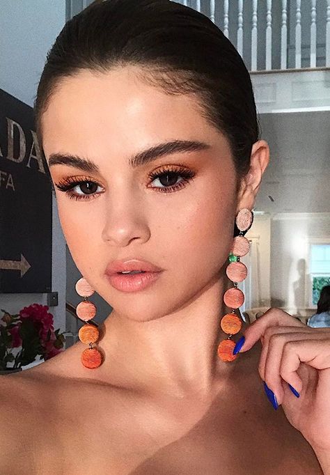 Celebrities proclaim this to be the hottest eye-shadow color for spring... see how they're styling these beauty must haves...Love this darker neutral on Selena Gomez Selena Gomez Nails, Selena Selena, Selena Gomez Makeup, Orange Makeup, Selena Gomez Style, Peinados Fáciles Para Cabello Corto, Makeup Hacks, Celebrity Beauty, Dress Makeup