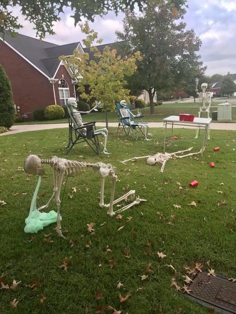 Skeletons Around Fire Pit, Skeleton Outside Decoration, Posable Skeleton Ideas Outside, Skeleton Yard Scenes Funny, Funny Skeleton Poses Halloween, Skeleton Yard Scenes, Halloween Skeletons Yard Funny, Funny Skeleton Pictures, Skeleton Poses Halloween