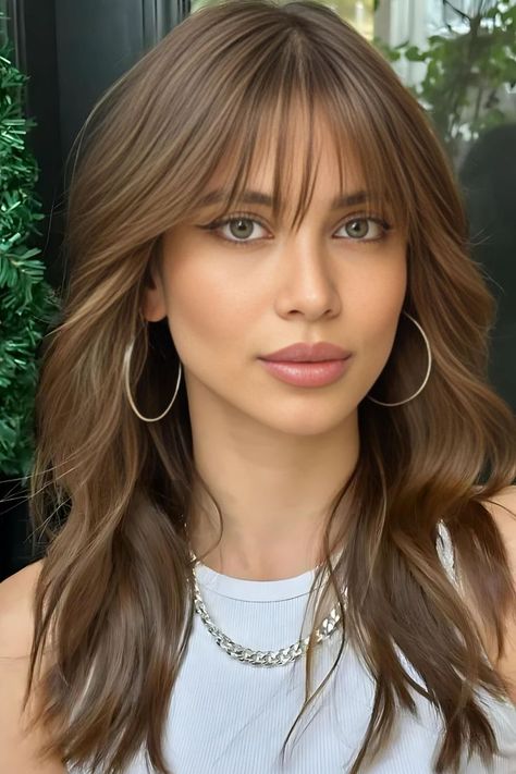 Hidden Choppy Layers Brunette Hair Wispy Bangs, Wispy Bangs Long Hair Brunettes, Brunette Hair With Bangs, 90's Hairstyle, Choppy Layers For Long Hair, Hazelnut Hair, Fringe Bangs Hairstyles, Messy Wavy Hair, Medium Length Hair With Bangs