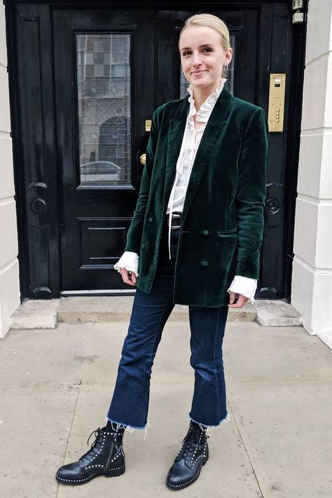 Velvet Blazer Street Style, Dark Green Blazer Outfit, Modest Fashion Ideas, Velvet Jacket Outfit, Gig Outfits, Velvet Blazer Outfit, Velvet Blazer Women, Thrift Wishlist, Green Velvet Blazer