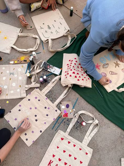 Art With Friends Aesthetic, Arts N Crafts Aesthetic, Painting Bday Party Ideas, Totebags Painting Ideas, Tote Bag Painting Party, Cute Tote Bag Painting Ideas, Crafts To Make With Friends, Tote Bag Inspo Paint, Painting Tote Bag Ideas