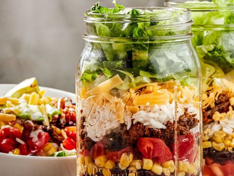 This Mason Jar Taco Salad recipe will quickly become one of your go-to recipes! Packed with fresh and healthy food (beef, lettuce, cheese, peppers, salsa--you name it!), it is the perfect quick and easy meal to feed the whole family! Meal prepping? This recipe stays fresh and tasty up to 4 days in the fridge! Mexican Mason Jar Salad, Easy Healthy Mason Jar Meals, Jar Taco Salad, Taco Salad Jar Meal Prep, Mason Jar Taco Salad, Taco Salad In A Jar, Food In A Jar, Salad Prep For The Week Mason Jars, Salad Meal Prep Mason Jar