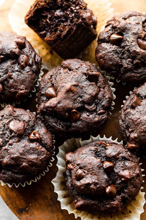 These are super moist and indulgent-tasting double chocolate banana muffins, but made with whole wheat flour, coconut oil, lots of mashed banana, and honey instead of refined sugar. Taste like dessert! Recipe on sallysbakingaddiction.com Sally Baking, Double Chocolate Banana Muffins, Ella Vegan, Banana And Honey, Triple Chocolate Muffins, Healthy Chocolate Banana, Double Chocolate Chip Muffins, Whole Wheat Muffins, Sallys Baking