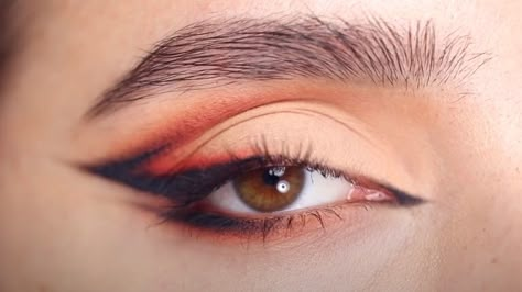 Hindash flame eyeliner Fox Eyeshadow Makeup, Fire Eyeshadow Makeup Ideas, Flame Inspired Makeup, Flame Graphic Liner, Fire Makeup Look Easy, Fire Graphic Liner, Flames Eye Makeup, Halloween Eyeliner Hooded Eyes, Flames Eyeliner