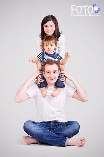 Family portrait... and we could put baby   in the persons lap who is sitting down...yay. looking forward to a family of   4!!! Photo Bb, Studio Family Portraits, Family Photo Studio, Baby Photography Poses, Family Studio Photography, Cute Family Photos, Shooting Studio, Family Photos With Baby, Family Photoshoot Poses