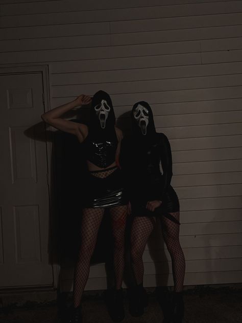 Ghost Face Costume Women, Ghostface Costume, Scream Costume, Twin Halloween, Horror Halloween Costumes, Hot Halloween Outfits, Friendship Photoshoot, Halloween Costume Idea, Pretty Halloween Costumes