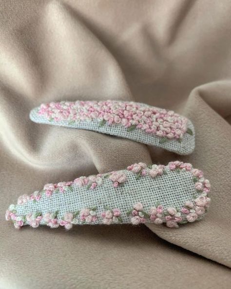 Hair Accessories Embroidery, Hand Embroidery Hair Clips, Hair Clip Embroidery, Embroidered Clips, Embroidery Clips, Diy Barrettes, Embroidered Hair Accessories, Embroidery Hair Clips, Handmade Clips