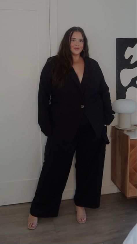 Styling Black Blazer Plus Size, All Black Business Outfit Plus Size, All Black Casual Outfit Plus Size, Black Clothes Plus Size, Plus Size Blazers For Women, Blazer Outfits For Women Plus Size, Plus Size Professional Photoshoot, Curvy Outfits Work, Black Blazer Outfit Plus Size