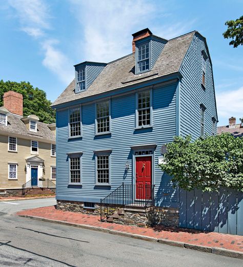 Family Love Sustains Three Colonial-era Homes in Newport - This Old House Small Colonial House, New England Colonial House, Small Colonial, New England Style Homes, Early American Homes, New England Colonial, House Magazine, Colonial House Exteriors, Doris Duke