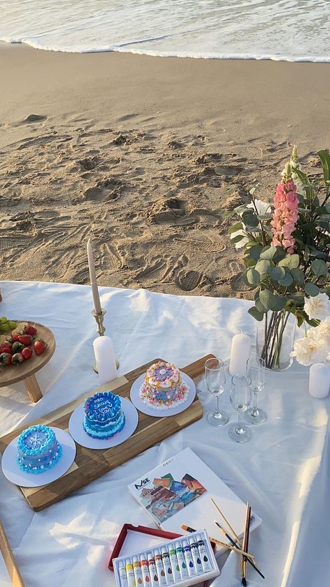 Simple Beach Birthday Decoration, Beach Birthday Aesthetic Decor, Beach Picnic Ideas Simple, Birthday On The Beach Ideas, Simple Birthday Picnic, Simple Beach Picnic, Aesthetic Party Themes, Beach Birthday Aesthetic, Birthday Beach Picnic