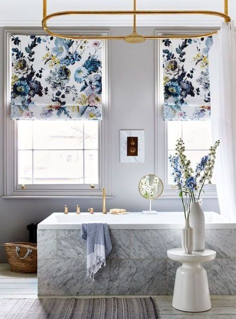 5 Tricks to Spruce up Your  Bathroom on a Budget Bathroom Window Treatments, Store Bateau, Bathroom Blinds, Bedroom Blinds, Outdoor Blinds, House Blinds, Bamboo Blinds, Kitchen Blinds, Bathroom Windows