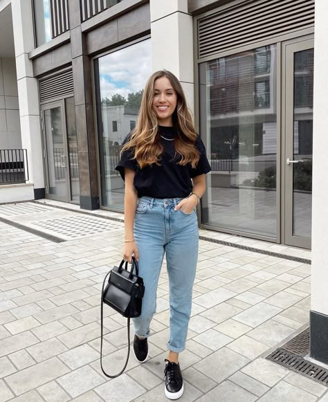 Simple Outfits For University, Simple University Outfits, Causal Smart Outfits For Women, Black Jeans Tshirt Outfits, Basic Black Tee Outfit, Black Basic T-shirt Outfit, Black Tshirt Blue Jeans Outfit Women, Mum Jeans Outfit Classy, Jeans For Work Business Casualblck Wash