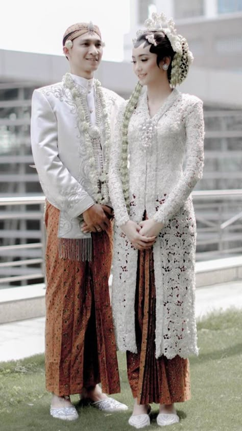 Kebaya Akad Nikah Muslim Jawa, Akad Nikah Jawa, Javanese Wedding Dress, Akad Nikah Dress, Traditional Malay Wedding Dress, Akad Dress, Wedding Kebaya, Model Dress Kebaya, Javanese Wedding