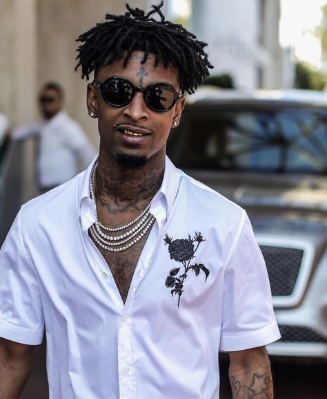 Instagram Popularity, 21 Savage Rapper, Rapper Pics, Men Streetwear Outfits, Savage Wallpapers, Dread Locks, Black Men Hairstyles, 21 Savage, Black Hollywood