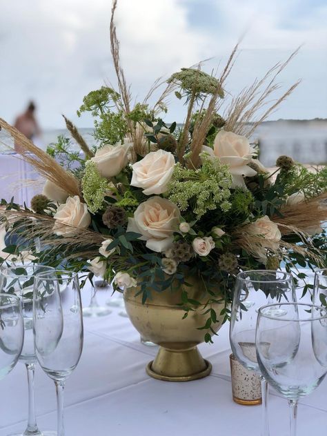 Green And Gold Flower Arrangements, Weddings At The Beach, Table Flower Arrangements, Low Centerpieces, Beach Luxury, Fall Flower Arrangements, Riviera Maya Mexico, Ivory Roses, Gold Vases