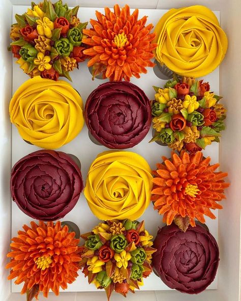 Kerry’s Bouqcakes on Instagram: “🍂🍁ONLINE COURSE SALE🍂🍁 4 DAYS ONLY. 🍂🍁 ENDS MONDAY 🍁🍂 would you like to learn how to make beautiful buttercream flowers or stunning bouquet…” Flower Cupcake, Săpunuri Handmade, Fall Cupcakes, Thanksgiving Cakes, Cupcake Cake Designs, Floral Cupcakes, Cake Decorating Piping, Fall Cakes, Cupcake Bouquet