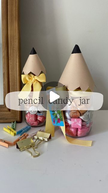 Kelly Oester - your new DIY mom friend on Instagram: "Follow @kelly.oester for more fun DIYs! ✨✨Use this idea for teacher appreciation week or save for the end of the year!   Such a fun way to gift candy and a giftcard! ✏️   #diy #motherhood #teachergifts #teacherappreciation #endofyeargifts #pencil #themes #schooltheme #school #simplediy #allthehearteyes #firstdayofschool #lastdayofschool #makeitwithmichaels @michaelsstores" Pencil Jars For Teachers, Back To School Gift For Preschoolers, Teacher Appreciation Gifts End Of Year, Back To School Gift Ideas For Teachers, Back To School Diy Ideas, Teacher Craft Gifts, Teacher Gifts Diy From Kids, Diy Preschool Teacher Gifts, Teacher Appreciation Gifts Diy Creative