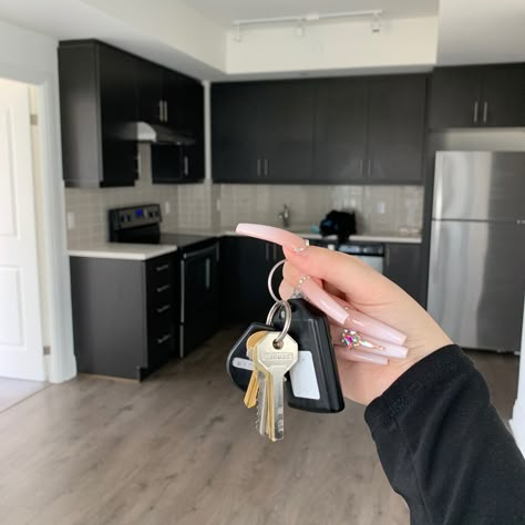 Key To Apartment Goals, Keys To New House Aesthetic, Apartment Keys Goals, First House Aesthetic Keys, First Apartment Aesthetic Keys, Moving In Aesthetic Keys, Key Apartment Aesthetic, Own Apartment Goals Keys, Keys To House Goals