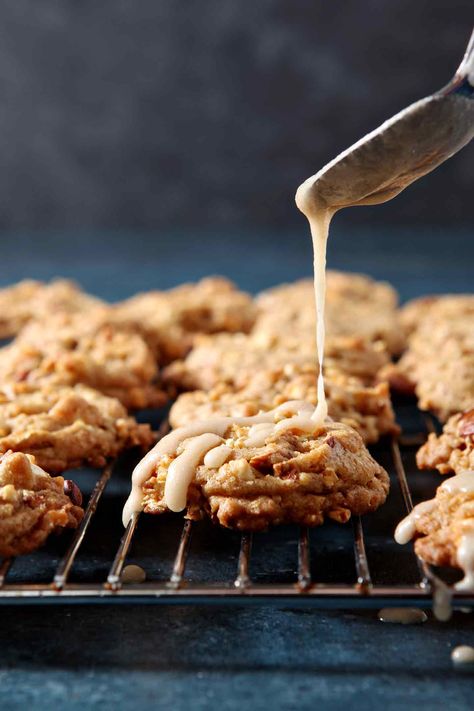 Caramel Corn Cookies make a sweet-salty-crunchy dessert! Featuring caramel corn and roasted almonds, these sweets sing of fall flavors. Caramel Corn Cookies, Pecan Old Fashioned, Brown Butter Glaze, Popcorn Cookies, Corn Cookies, Cookies Fall, Butter Glaze, Homemade Recipes Dessert, Dessert Bar Recipe