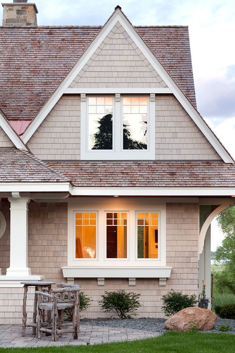 Classic East Coast Shingle Style Lakeside Cottage Grid Windows Exterior, Exterior Window Design, Shingle House Exterior, Exterior Ranch Homes, Exterior House Siding, Shingle House, Trim Paint, Home Styles Exterior, Exterior Window