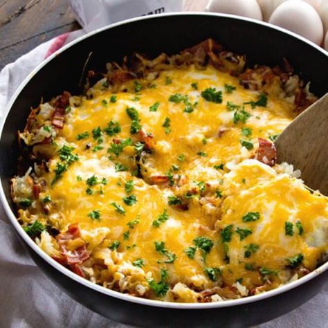 Cheesy Bacon Egg Hash Brown Skillet ~ Delicious, Easy Breakfast Skillet Loaded with Crispy Bacon, Hash Browns, Cheese and Eggs! You Can Even Serve it For Dinner! Easy Breakfast Skillet, Baked Hashbrowns, Easy Hashbrowns, Sweet Potato Hash Browns, Hash Brown Patties, Homemade Hashbrowns, Egg Skillet, Cheesy Hashbrowns, Breakfast Hashbrowns