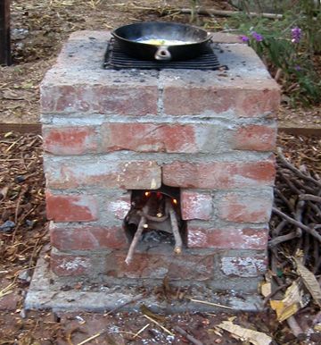 Build your own awesome backyard "rocket stove", which cooks food using only twigs and debris for fuel Diy Rocket Stove, Build A Rocket, Parrilla Exterior, Diy Jardin, Diy Rocket, Outdoor Stove, Rocket Stove, Outdoor Oven, Brick Oven