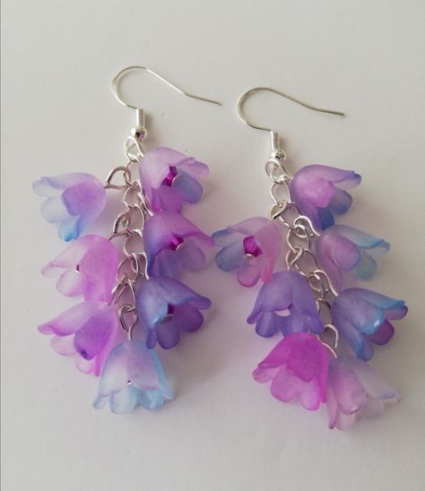 New Handmade Dangle Cluster Earrings - Silver Plated - made with Purple, Pink & Blue Mixed Ombre Lucite Flower Beads with Acrylic Purple Beads in the centre. Approx 6cm full drop. Please note the colours of the flowers are softer in real life. Matching items available :) Supplied in a Co-ordinating Organza Bag. Earrings Handmade Tutorial, Purple Beaded Earrings, Lucite Flower Earrings, Diy Earrings Easy, Lucite Flowers, Beaded Jewelry Earrings, Lucite Jewelry, Diy Jewelry Unique, Purple Beads