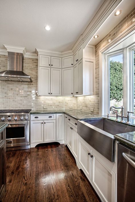 stainless apron front farmhouse sink Bath Tile, Classic White Kitchen, Kabinet Dapur, Kitchen Time, Backsplash Designs, Classic Kitchen, Wooden Floors, Kitchen Farmhouse, Hus Inspiration