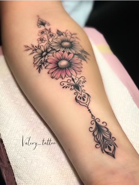 Beauty Spirituality, Petit Tattoo, Inspiration Tattoos, Cat Tattoos, Sunflower Tattoos, Tattoo Artwork, Arrow Tattoo, Tiny Tattoo, Arrow Tattoos